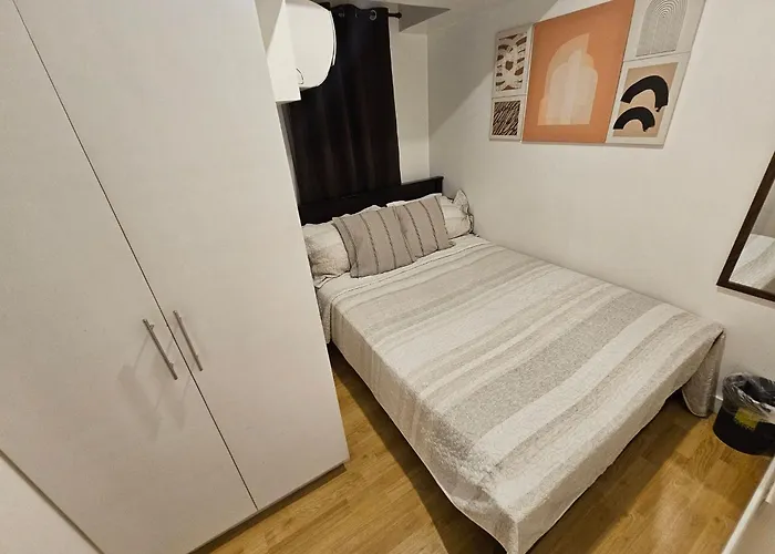 Apartment Casa Rosa1 2br In Bgc 5th Ave Wifi 300 Mbps 5 Pax *