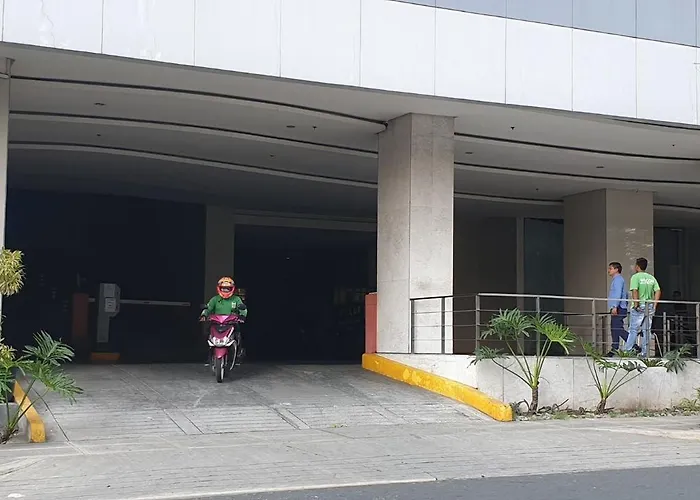 Casa Rosa1 2br In Bgc 5th Ave Wifi 300 Mbps 5 Pax